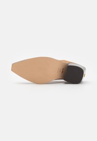 COACH PALOMA MULE - Pantofle na podpatku - coconut