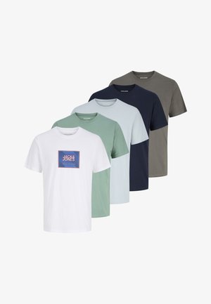 Öt rövid ujjú, kerek nyakú póló fehér alapon logóval, világos zöld, világos kék, sötétkék és szürke színekben, egymásra fedve egy sorban elrendezve.