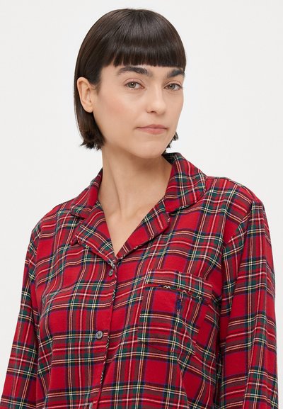 Rote Karomuster-Pyjama-Bluse mit einem Spitzkragen, Knopfverschluss, Vordertasche und kontrastierenden grünen und gelben Streifen im Muster.