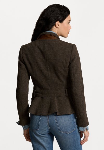Hnědý sako v herringbone vzoru s peplum lemem, kontrastním límcem a páskem. Nosit po sobě s košilí z chambraye, v kombinaci s modrými džíny.