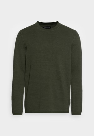 Maglione a maniche lunghe verde scuro con collo rotondo e struttura a coste sottili con sottile trama orizzontale, indossato su uno sfondo chiaro semplice.