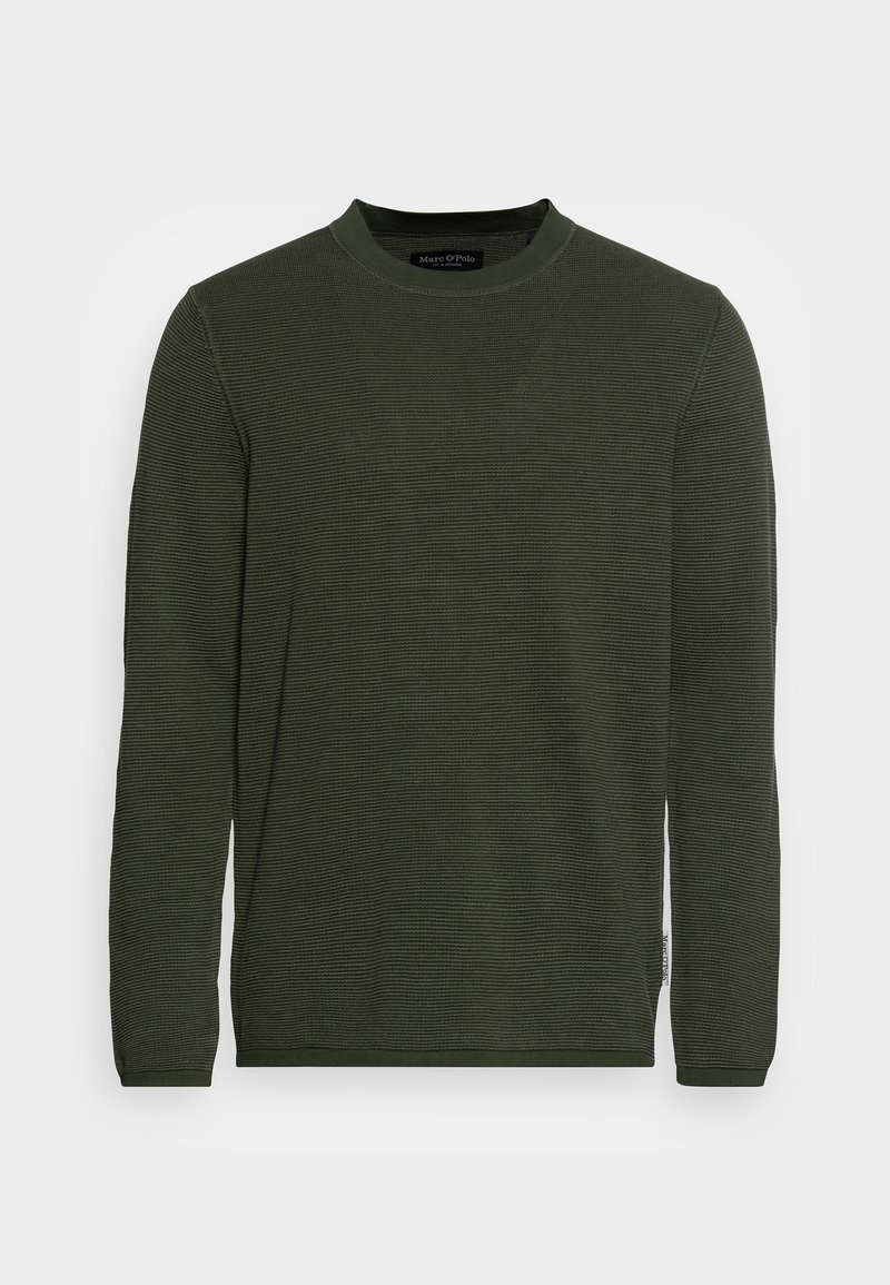 Pull vert foncé à manches longues avec col rond côtelé, coupe ajustée et texture horizontale subtile, présenté sur un fond clair uni.