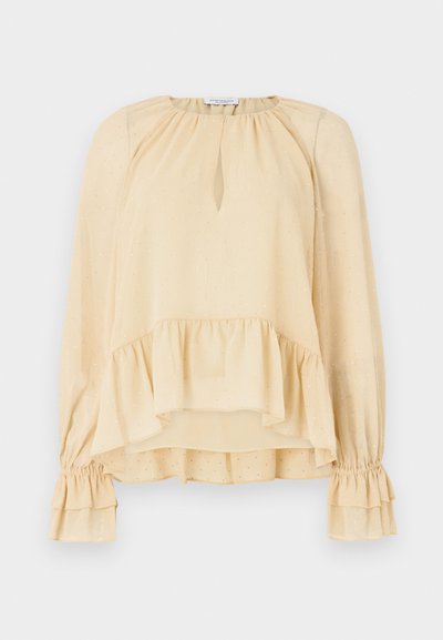 Lange mouwen beige blouse met subtiele sparkles, keyhole halslijn, gerimpelde zoom en gathered gerimpelde manchetten op een effen achtergrond.