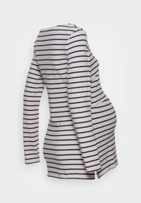 Randig långärmad mammatopp i kräm och marinblå, med rundad halsringning, figursydd siluett och sidopanel för att rymma magen.