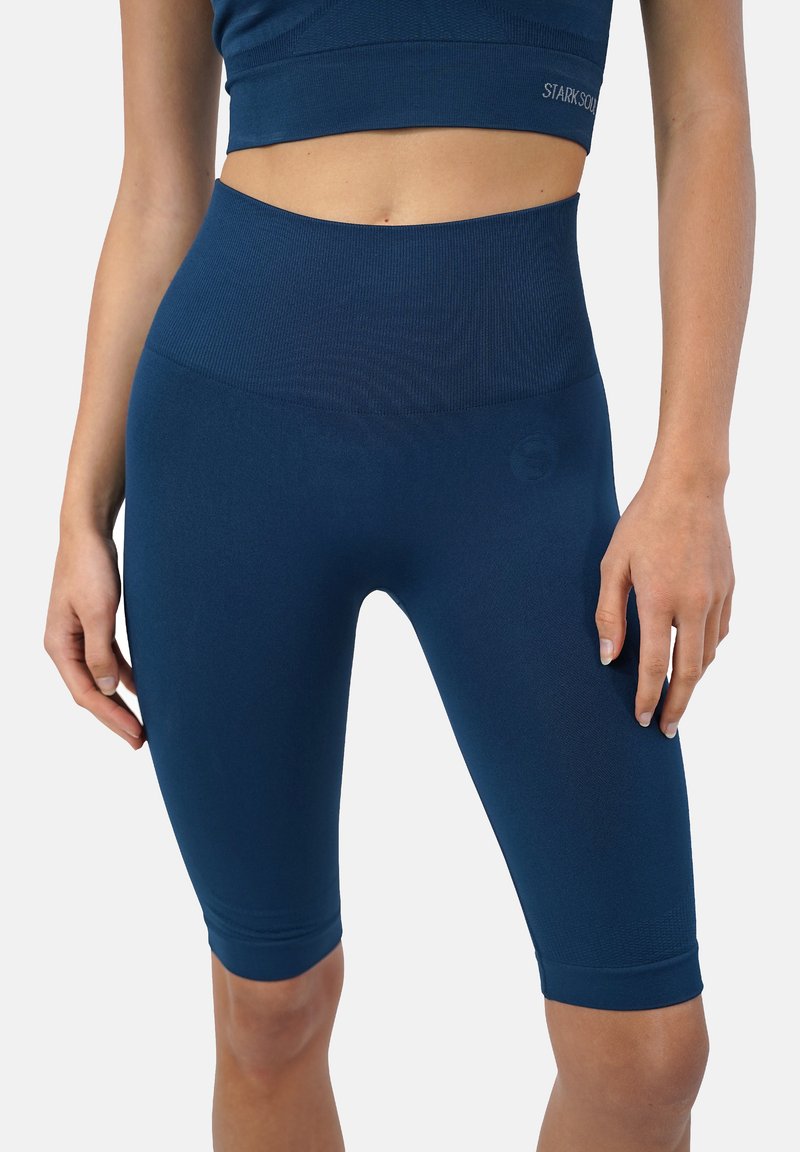 Pantaloni corti a vita alta blu navy realizzati in un tessuto morbido e elasticizzato. Presentano una vita elasticizzata e un logo discreto sulla gamba.