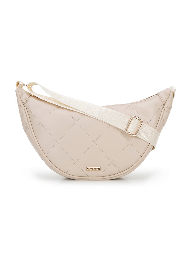 Borsa beige trapuntata dalla forma curvata, dotata di una tracolla bianca con una fibbia metallica e un piccolo tag con logo alla base. Materiale sintetico liscio.
