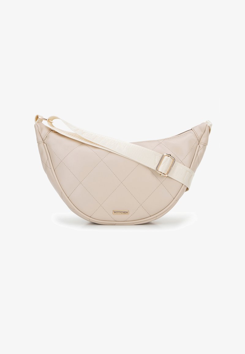 Prošívaná béžová taška s zakřiveným tvarem, vybavená bílým popruhem s kovovou sponou a malou štítkovou značkou na spodní části. Hladký syntetický materiál.