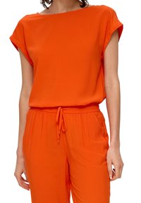 Orange bluse med bred bådudskæring og korte opsmøgssleeves, parret med matchende bukser med elastisk talje og snøre.