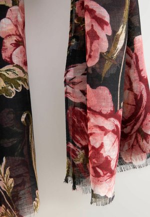 Pañuelo floral ligero en negro, con rosas pink y burdeos y hojas verdes. Texturizado con bordes deshilachados para un acabado suave.