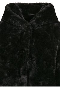 Svart fuskpälsjacka med bred huva, mjuk textur och slät framsida med knappstängning. Tyget verkar tätt och lyxigt.