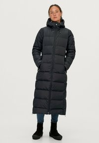 Gestepte lange jas in zwart, met een rits aan de voorkant, capuchon en zijzakken; quilted ontwerp met een zachte textuur en warme isolatie.