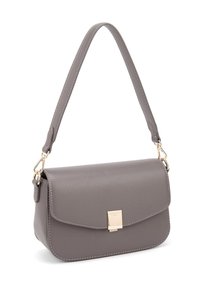 Borsa a tracolla grigia con una texture strutturata, accessori in oro e chiusura a patta. La tracolla è regolabile e liscia.