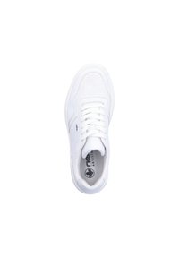 Sneaker bianco con tomaia in pelle liscia, dettagli perforati, lacci piatti, soletta imbottita e logo stampato sulla soletta.