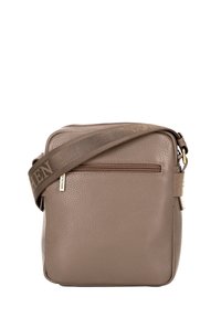 Hnědá kožená crossbody taška s texturovaným povrchem, zipovou přední kapsou a širokým nastavitelným popruhem s embosovaným brandingem.