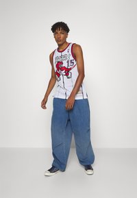 Mitchell & Ness NBA TORONTO RAPTORSVINCE CARTER SWINGMAN - Equipación de clubes - white/white