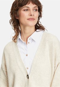 Betty & Co - CASUAL MIT KNÖPFEN - Vest - nature melange - 3