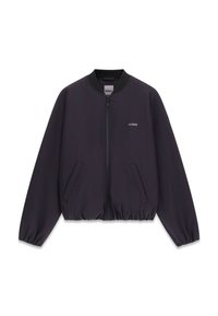 Veste bomber noire avec fermeture éclair frontale, poches latérales, col côtelé et ourlet élastiqué. Présente un petit logo blanc "GUESS" sur la poitrine.