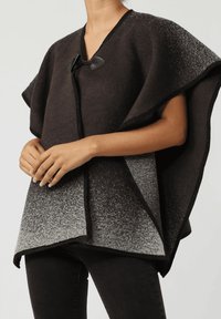 Poncho en ombré negro y gris hecho de tela texturizada, con cuello en V, mangas anchas y cierre de clasp negro.