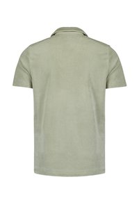 Olijfgroene polo met korte mouwen van zacht materiaal, voorzien van een klassieke kraag en een eenvoudig ontwerp zonder extra patronen of accenten.