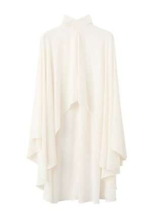 Longue cape blanche avec col montant, larges manches drapées et devant ouvert, réalisée en tissu léger.