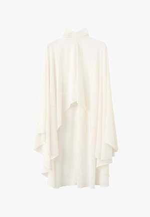 Longue cape blanche avec col montant, larges manches drapées et devant ouvert, réalisée en tissu léger.
