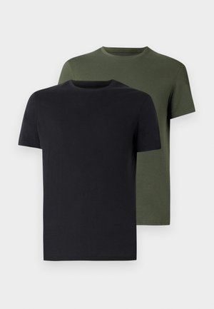 Två crew-neck t-shirts i svart och olivgrön, tillverkade av mjukt bomullstyg. Designen är enkel med korta ärmar och rak passform.