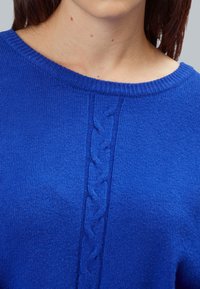 INFLUENCER CENTRAL CABLE PULL - Jersey de punto - royal