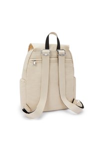 Zaino beige con spallacci regolabili, accessori in argento, una maniglia superiore e una texture liscia. Presenta tasche laterali e un vano posteriore con zip.