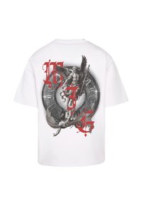 Biely bavlnený tričko s podrobnou monochromatickou potlačou postáv a symbolov v červenej farbe na zadnej strane, predvádzajúce odvážny grafický dizajn.