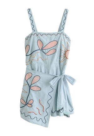 Hellblaues ärmelloses Wickelkleid mit rosa Blatt- und Sonnenstickerei, wellenförmig gesteppten Rändern und seitlich gebundenem Schleifenband mit Perlenquasten.
