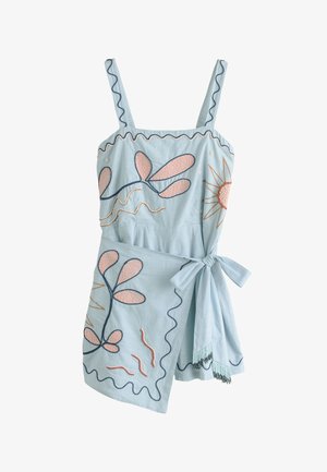 Vestito a portafoglio azzurro chiaro senza maniche con ricami di foglie rosa e sole, bordi ondulati cuciti e fiocco laterale annodato con nappe di perline.