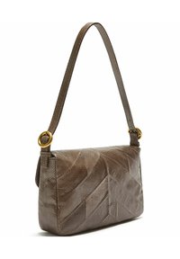 Sac à main marron texturé avec un motif géométrique, en cuir, bandoulière unique avec des ferrures dorées, et une forme structurée.