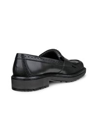 Chaussure en cuir noir avec une surface lisse, des perforations décoratives, un bout arrondi et une semelle en caoutchouc basse à profil avec traction.