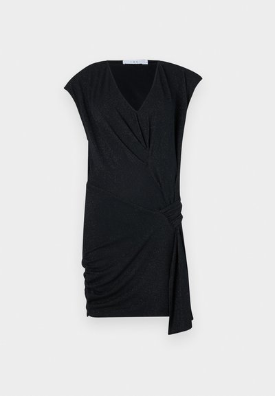 Fekete ruha V-kivágással, rövid puffos ujjakkal, aszimmetrikus ráncolással és oldalt megkötött díszítéssel, textúrált, csillogó anyagból készült.