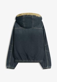 Tmavě modrá džínová bunda s kožešinovou podšívkou na kapuci. Obsahuje elastické manžety a pásek v pase, kontrastní švy a jednoduchý, čistý design.