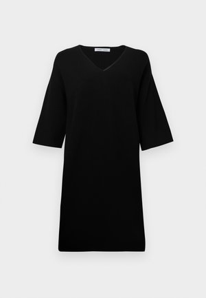 Svart stickad klänning med V-ringning, korta ärmar och en oversized passform. Mjuk textur, minimalistisk design och utan synliga mönster eller detaljer.