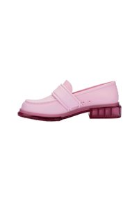Mocassino in plastica rosa con punta arrotondata, due cinturini decorativi e tacco quadrato traslucido viola. Texture liscia con dettagli cuciti.
