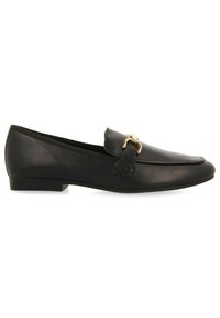 Mocassin en cuir noir à bout arrondi et à talon bas. Présente un accent de boucle en ton doré et un design de panneaux latéraux texturés.
