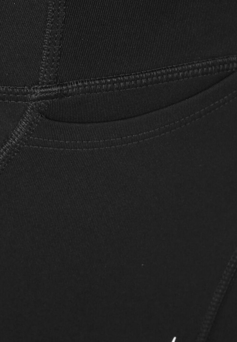 Schwarze Sportshorts aus elastischem Material, mit flachen Nähten, einer glatten Textur und einem Bund, der Komfort und Unterstützung bietet.