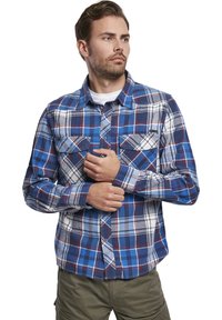 Blauw-wit geruite flanellen shirt met rode accenten, lange mouwen, knoopsluiting voor, en twee borstzakken; zachte stoftextuur.