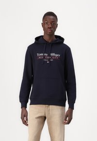 Tommy Hilfiger - CENTER STACK HOODY - Sudadera - desert sky Imagen en miniatura 1