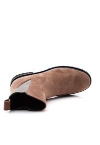 Bruna mockaskinnankleboots med rund tå, elastisk sidodel och dragsko. Strukturerad ovandel och gummisula för bra grepp.