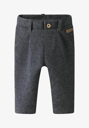 Pantalons en tricot gris avec une texture lisse, dotés d'une fermeture à bouton, de poches avant et d'une petite étiquette en cuir brun sur la taille.