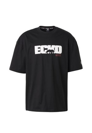 Must suurendatud T-särk paksu valge "ECKO" tekstiga, logole integreeritud musta ninasarviku siluetiga ja väikese punase "unltd." tekstiga.