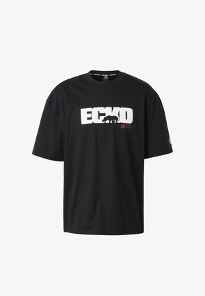 Fekete, túlméretezett póló vastag fehér "ECKO" felirattal, a logóban integrált fekete orrszarvú sziluettel és kis piros "unltd." felirattal.