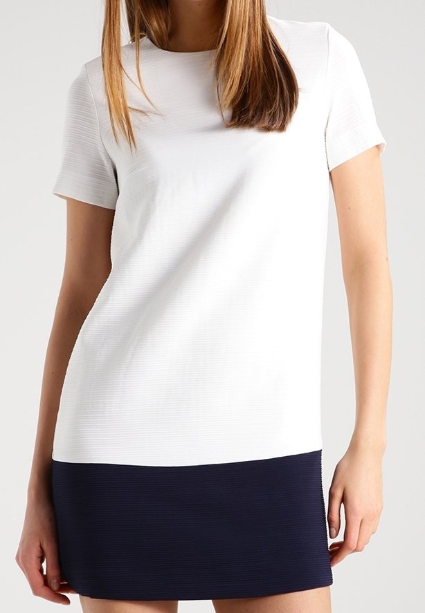 Robe à manches courtes avec un haut texturé blanc et une jupe bleu marine unie. Coupe ajustée avec une silhouette droite et des détails de design minimalistes.