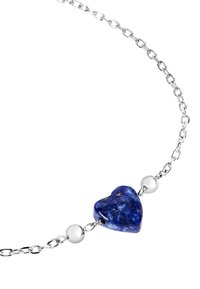 Zilveren kettingarmband met een centraal hart van lapis lazuli en twee zilveren bolvormige accenten, die de diepe blauwe kleur met gouden sprankels laat zien.