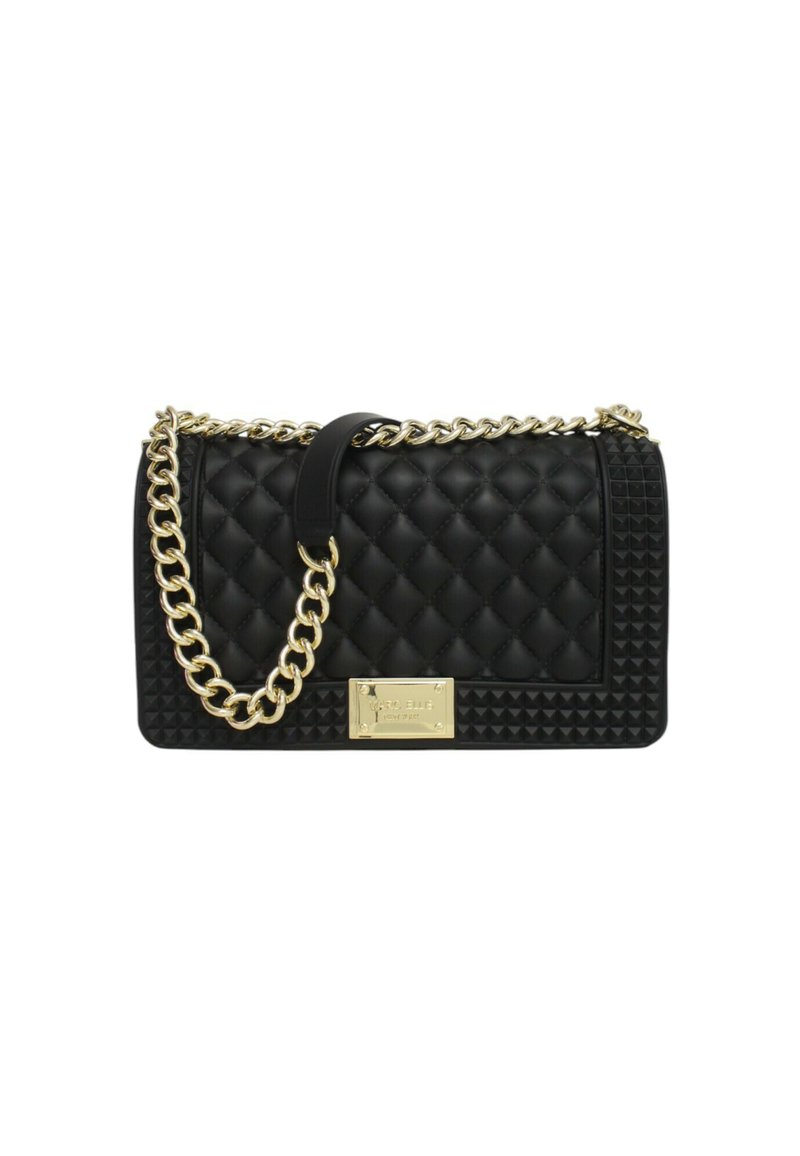 Borsa a tracolla in pelle sintetica trapuntata nera con catena dorata, borchie a piramide sui lati e una piastra logo rettangolare dorata sul davanti.