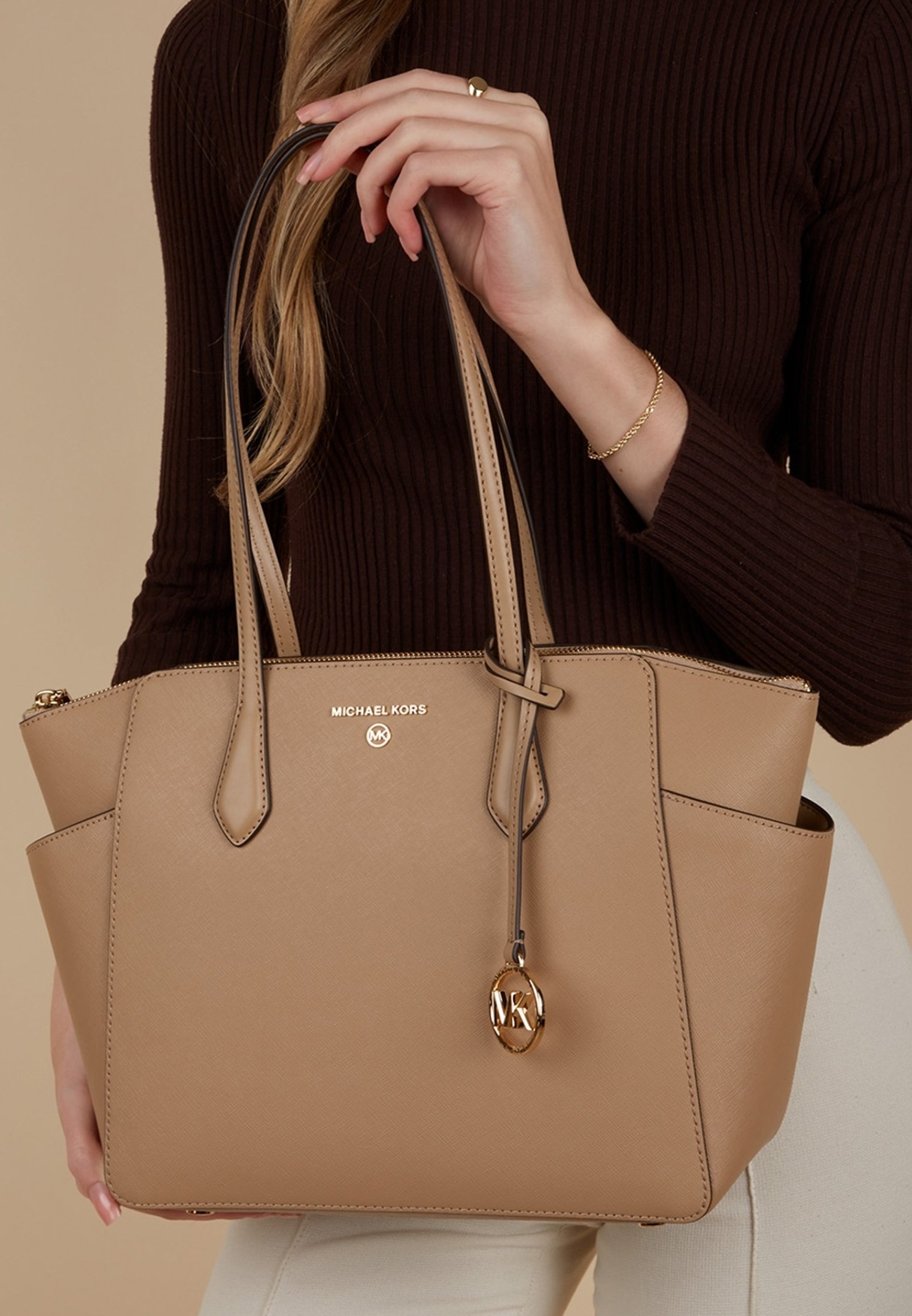 Michael Kors Handbag - beige - Zalando