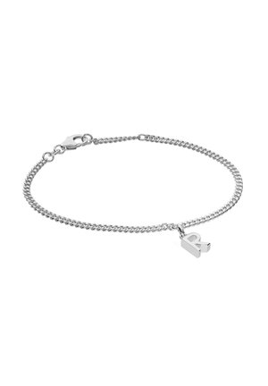 Silbernes Kettenarmband mit einem Karabinerverschluss und einem kleinen Anhänger in Form des Buchstabens "R" auf weißem Hintergrund.